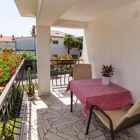Sunny Street Apartment *