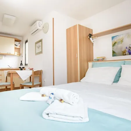 Sunny Street Apartment *