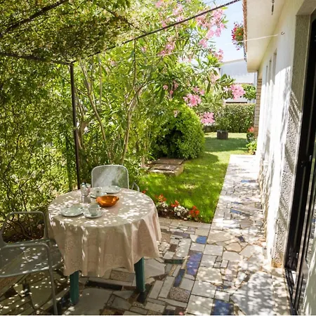 Sunny Street Apartment *